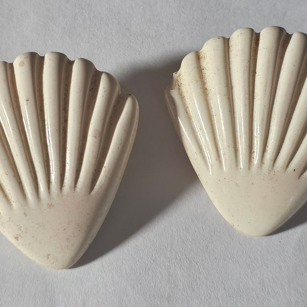 Vintage White Clam Shell Clip-On Earrings
